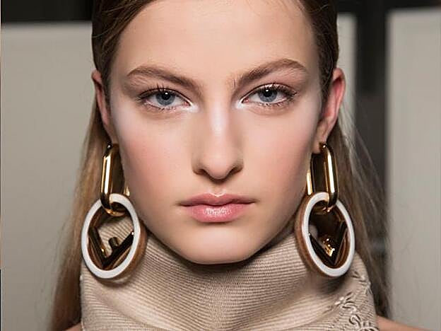 Si no te van los excesos, un toque de sombra nacarada, como la de la pasarela de Fendi, será suficiente para añadir un toque festivo a tu look.