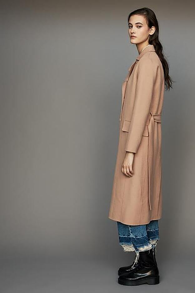 Abrigo camel, de Maje.