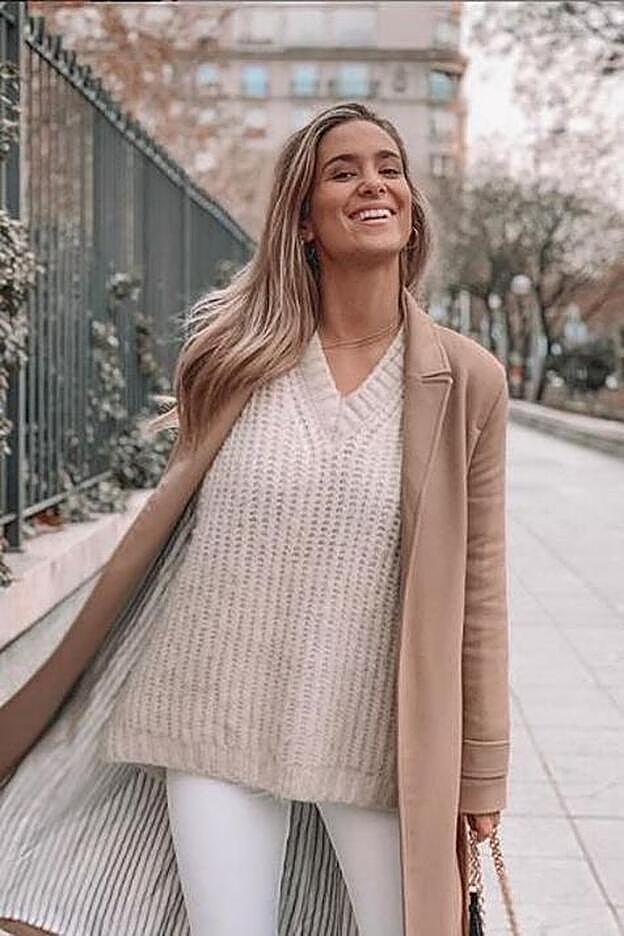 María Pombo combina el abrigo camel con pitillos blancos y jersey de punto.
