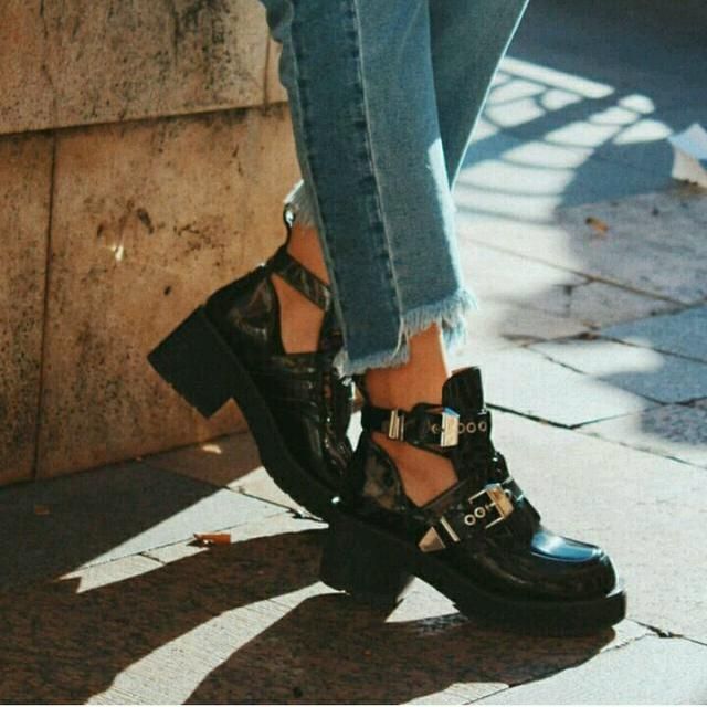 Puede que ahora no los veamos tanto, pero en cuanto llegan mejores temperaturas se dejan ver por todas las cuentas de influencers. Son de Jeffrey Campbell y cuestan 175 euros.