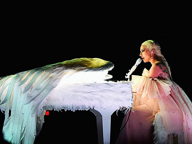 En los últimos Grammy, rememoró a su tía Joanne, que murió de lupus con 19 años, cantando Million reasons. Llegó ataviada con miles de plumas y transformó su piano en unas grandes alas.