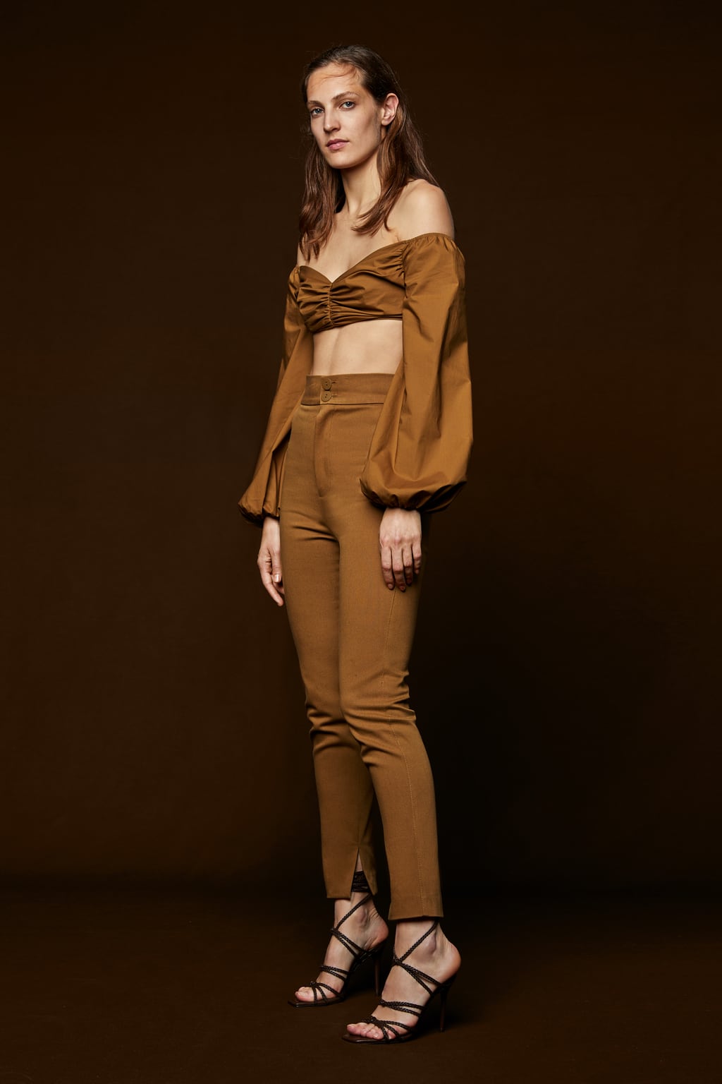 Pantalones pitillo de tiro alto con apertura en el bajo: 49,95 euros en Zara.