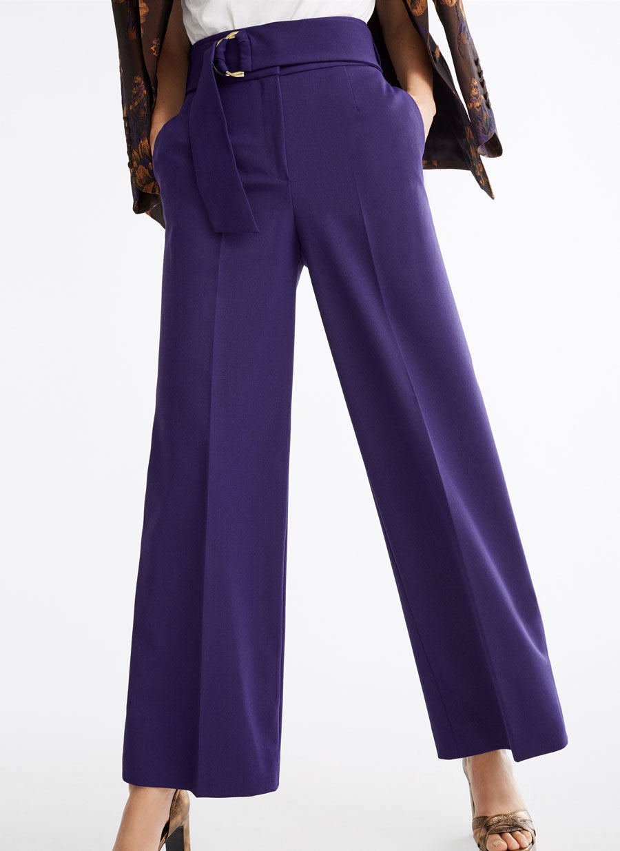 Pantalón morado con cinturón y elaborado en tejido fluido delicado: 99 euros.