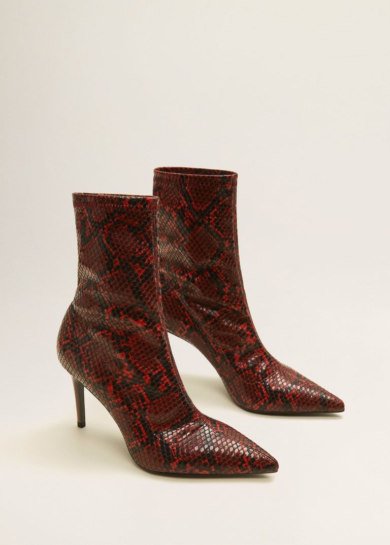 Con estampado de serpiente pero en color burdeos. Así son las botas que triunfan esta temporada en Mango. ¡Su precio es de 39,99 euros!
