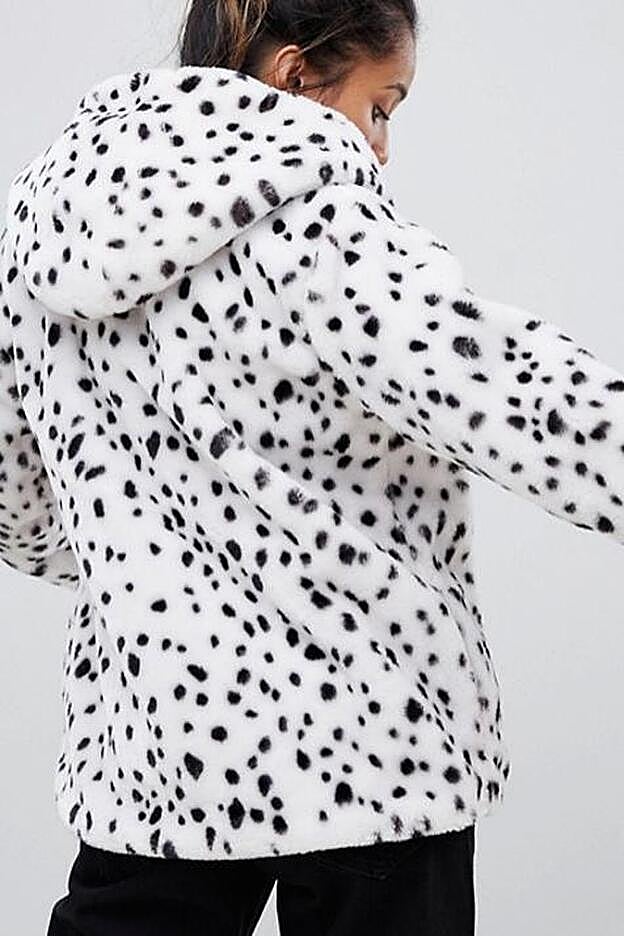 Chaqueta con estampado dálmata de Asos.