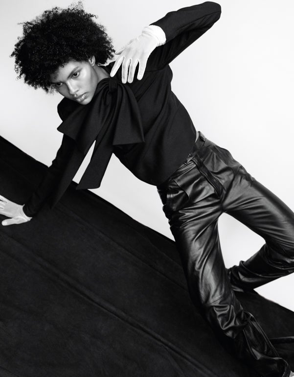 Top de organza de lana y pantalón de cuero, de Givenchy. Guantes de Thomasine.