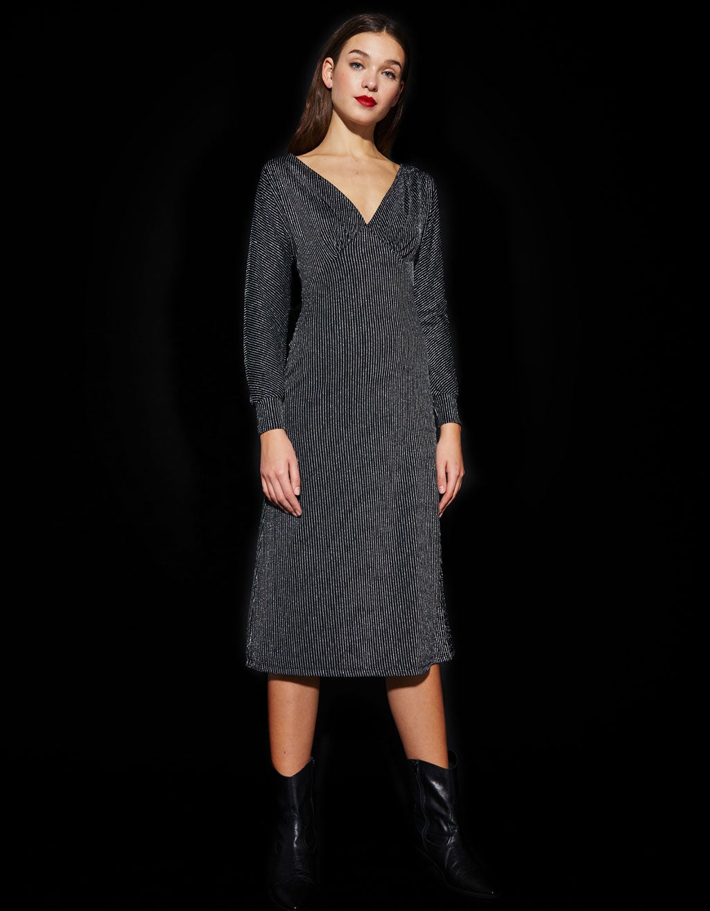 Vestido con rayas efecto metalizado de Bershka: 25,99 euros.