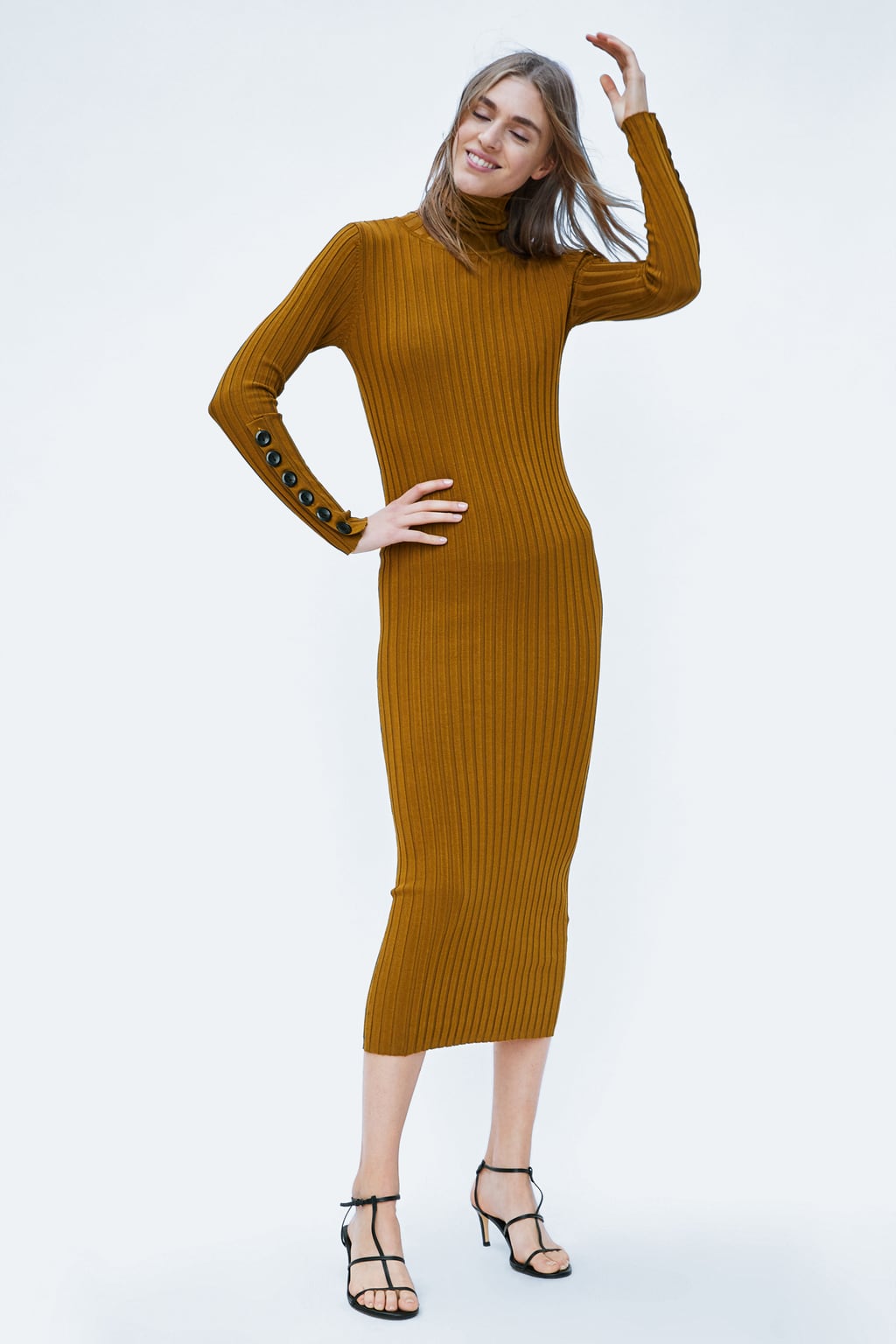 Vestido de punto con botones en las mangas: 22,95 euros.