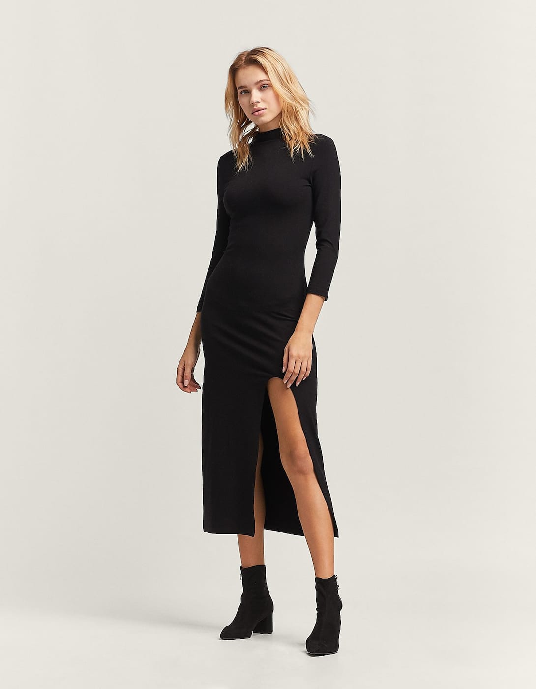 Vestido largo con cuello Perkins de Stradivarius: 25,99 euros.