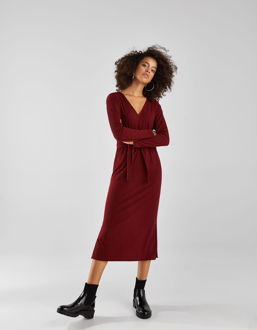 Vestido midi con cinturón: 12,59 euros en Bershka. Disponible en más colores.