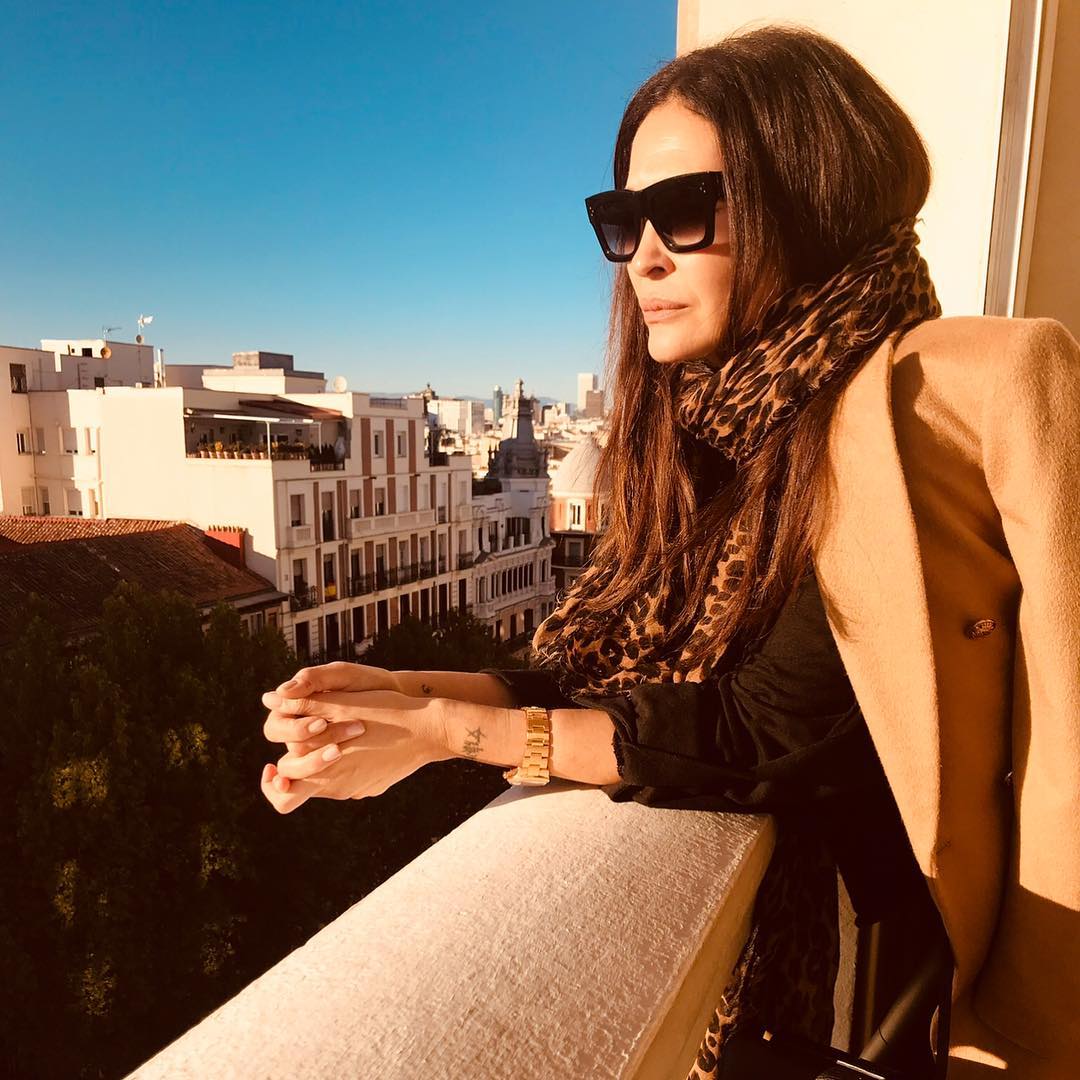 El secreto de sus looks se encuentra en  combinar básicos , como es por ejemplo un abrigo camel que todas deberíamos tener en nuestroarmario, una blusa negra y unpañuelo en el cuello.