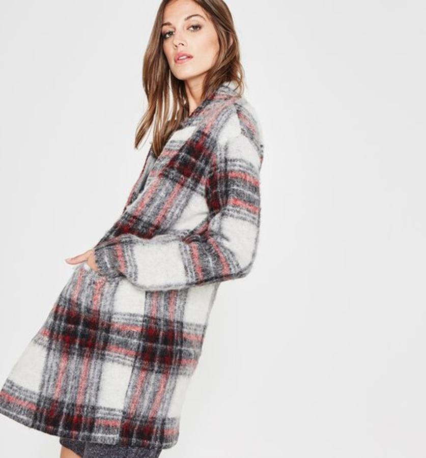 No puede ser más "british" este abrigo de cuadros en mezcla de lana (44,97 euros).