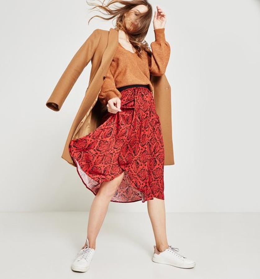 Totalmente en tendencia por su estampado de serpiente en un rojo anaranjado. Corte evasé, y cintura con elástico (17.97 euros).