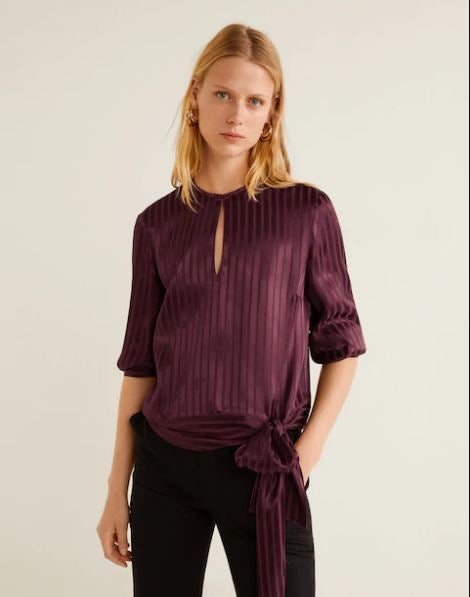 El tejido satinado es uno de los más elegantes de la temporada. Esta blusa de Mango será tu mejor elección. (29,99 euros).