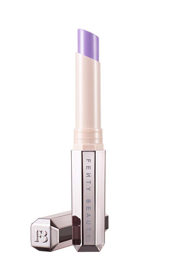 Barra de labios mate con efecto volumen Mattemoiselle Lipstick en el tono One of the Boyz de Fenty Beauty, 17,90 euros.