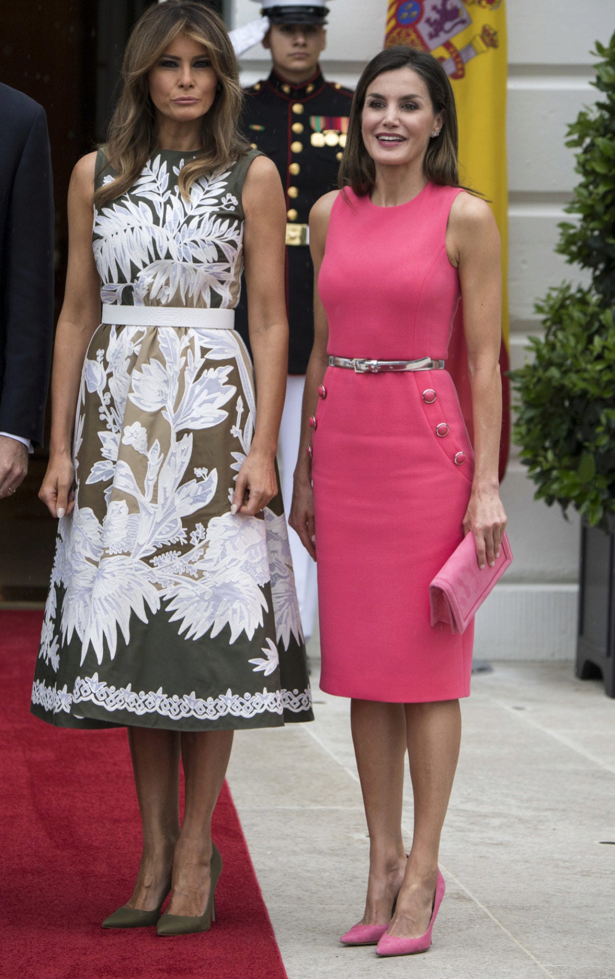 No es un color al que suela recurrir, pero la Reina Letizia certó de lleno con este diseño corto con botones de adorno.