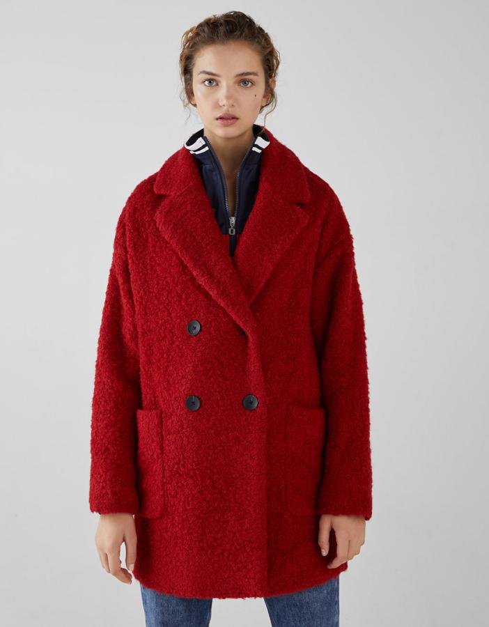 Abrigo de lana rizada con cuello tipo solapa, 34,99 euros.