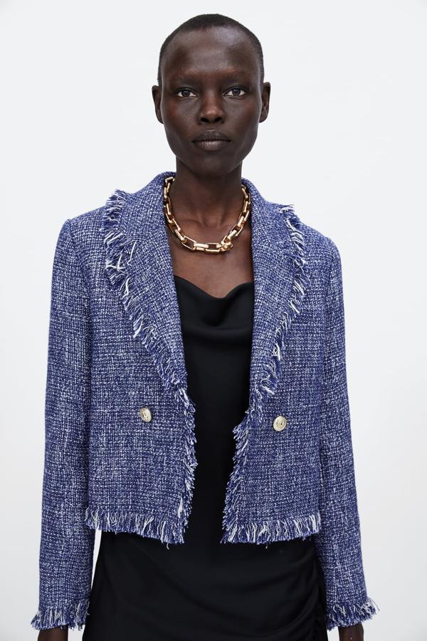 Blazer tweed con cuello solapa y acabados desflecados, 25,99 euros.