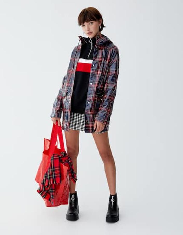 Chubasquero con estampado de cuadros y capucha, 29,99 euros.
