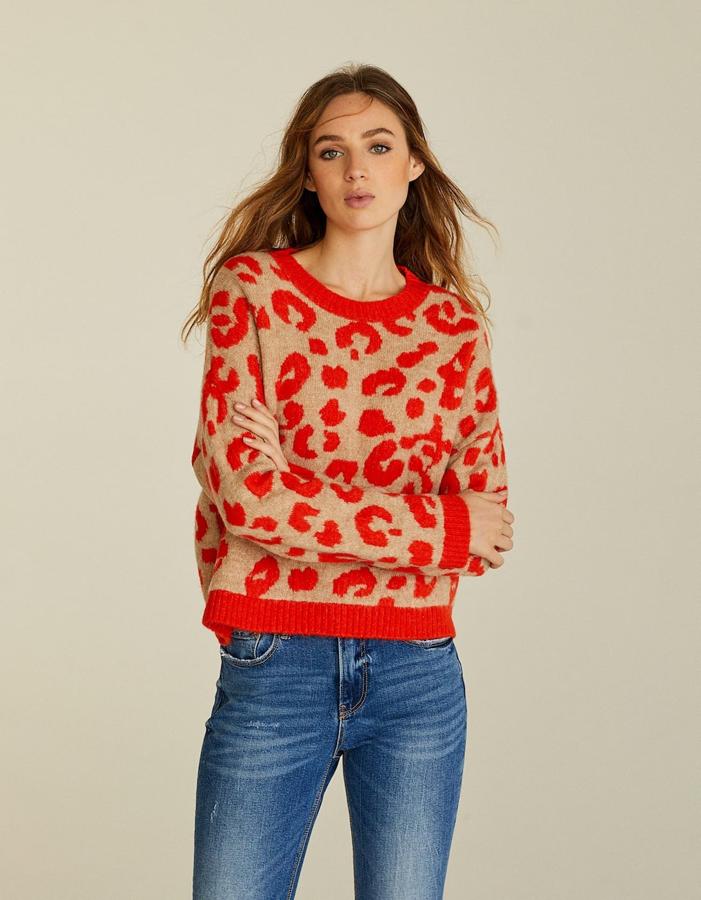 Jersey de estampado animal en color naranja, 15,99 euros.