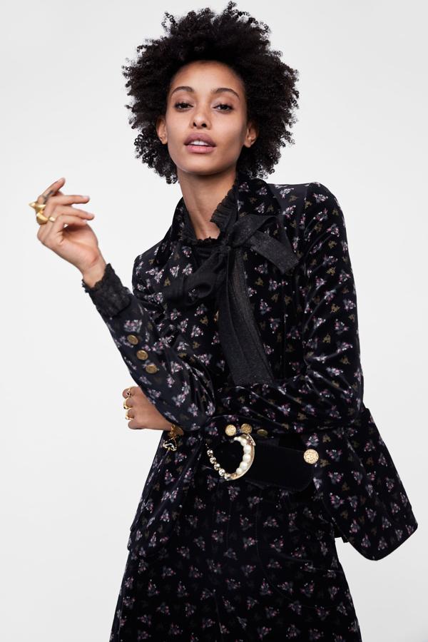 Esta chaqueta de terciopelo con estampado de flores cuesta 79.95 euros en Zara, ¿con qué descuento la encontraremos en las rebajas?