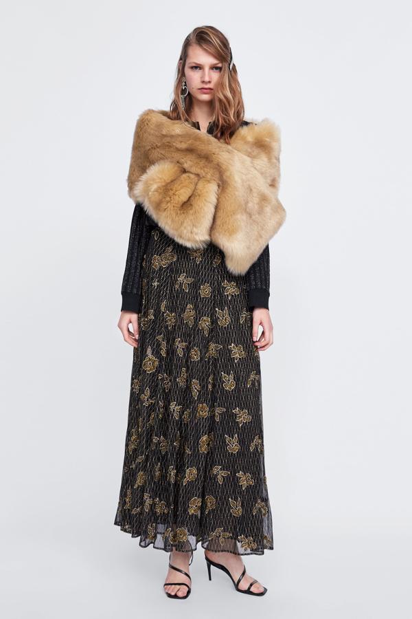 Esta estola de pelo de Zara cuesta 49.95 euros. Merece la pena esperar a las rebajas para tener un complemento ideal para nuestros próximos looks de invitada.