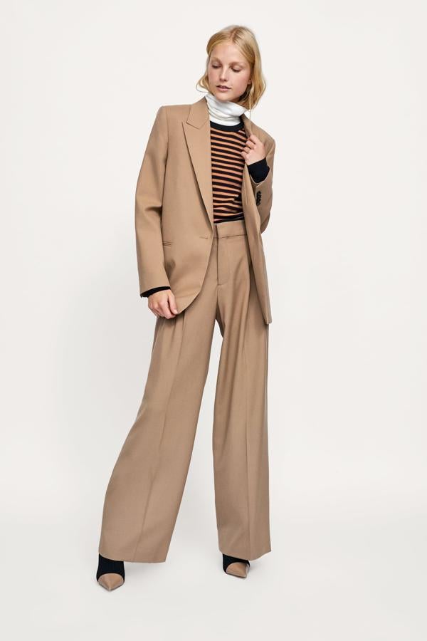 Lo mismo nos ocurre con este traje de inspiración masculina en color beige: una inversión segura para las próximas rebajas de Zara.