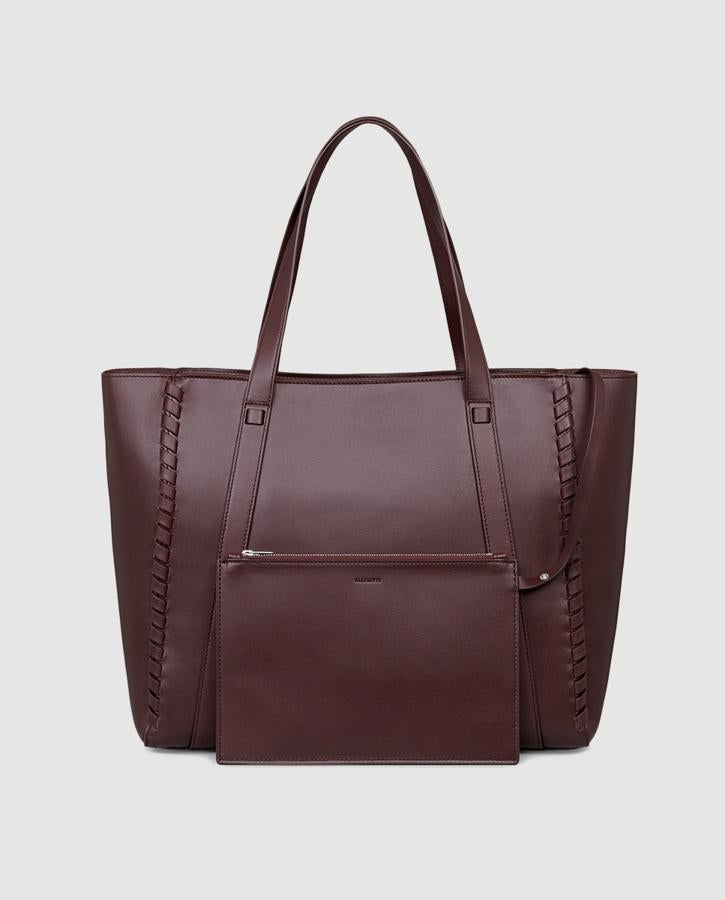 Y este bolso de Allsaints es un básico que le encantará a tu madre cuando abra su regalo de Reyes. En las rebajas de El Corte Inglés su precio pasa de 495 a 247.50 euros.