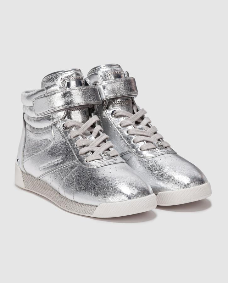 Y tu hermana la 'instagrammer' necesita que la regales por Reyes estas zapatillas plateadas de Michael Kors que, además, están en las rebajas de El Corte Inglés con un -40% de descuento.