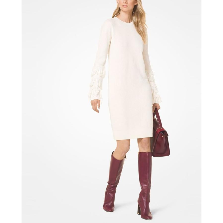 Si aún no sabes qué pedir tú de regalo de Reyes, no lo dudes: este vestido de punto blanco es ideal, y además está rebajado de 295 a 177 euros.