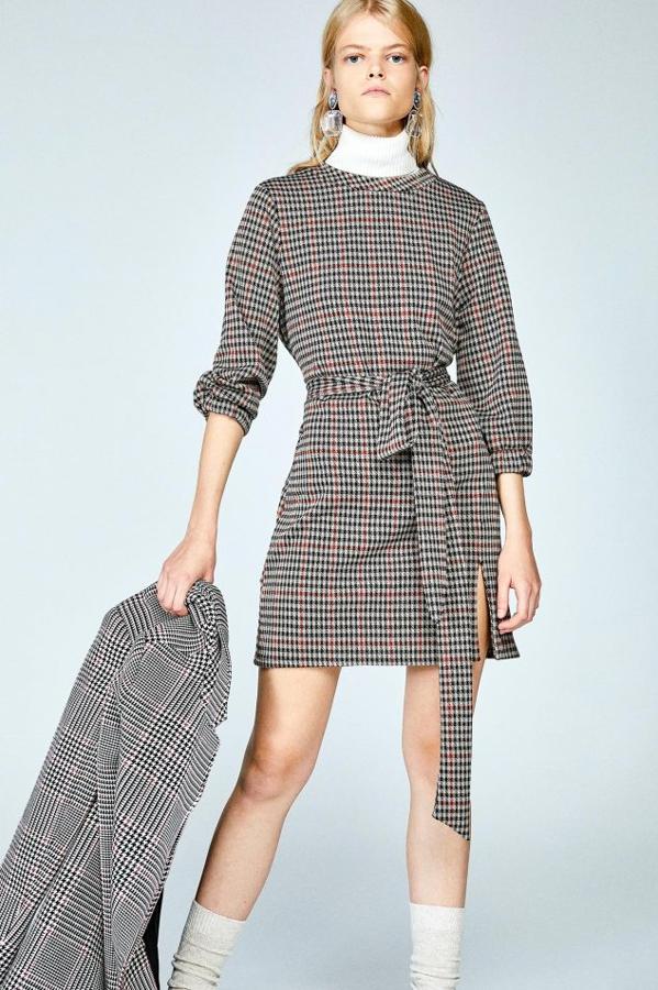 Vestido corto con cinturón, cierre trasero con cremallera y abertura (19,99 euros).