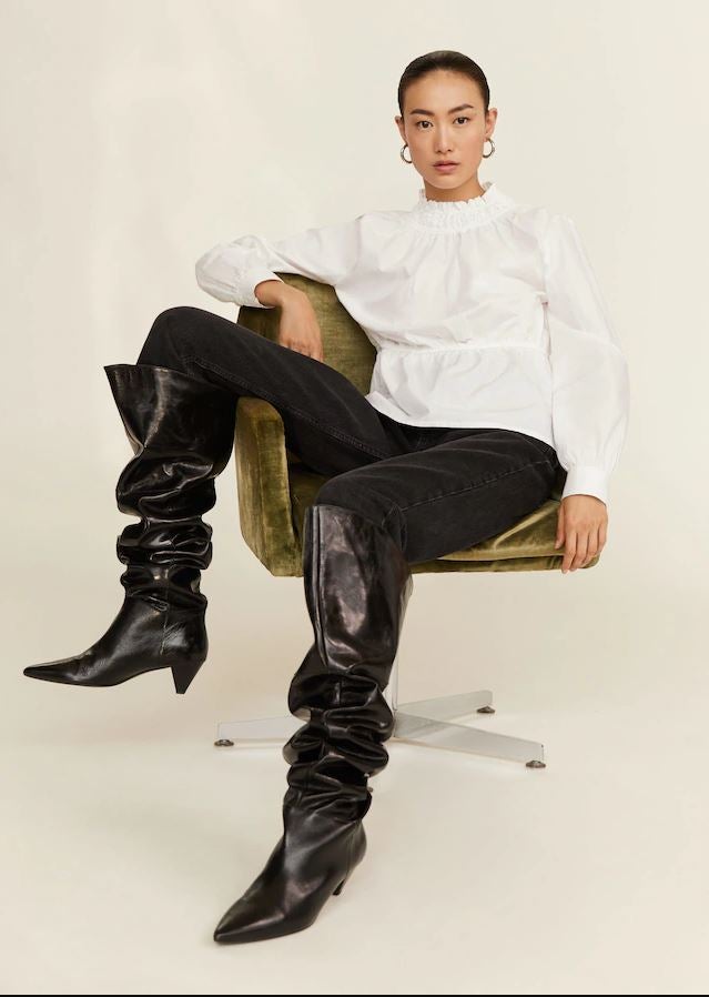 Estas botas estilo mosquetero pasan de 159.99 a 99.99 euros en las rebajas de Mango.