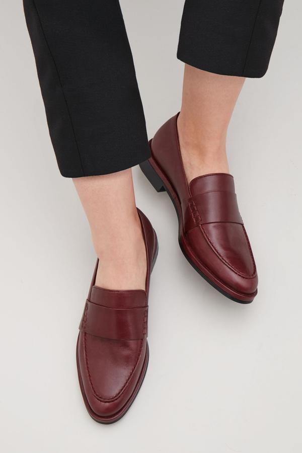 Mocasines clásicos en color granate de las rebajas de Cos (su precio pasa de 125 a 88 euros).
