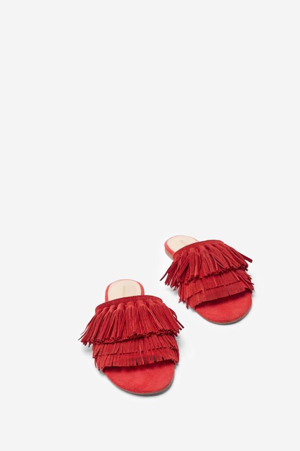 Y estos mules con flecos, perfectos para el verano, rebajados a 12.99 euros en Springfield.