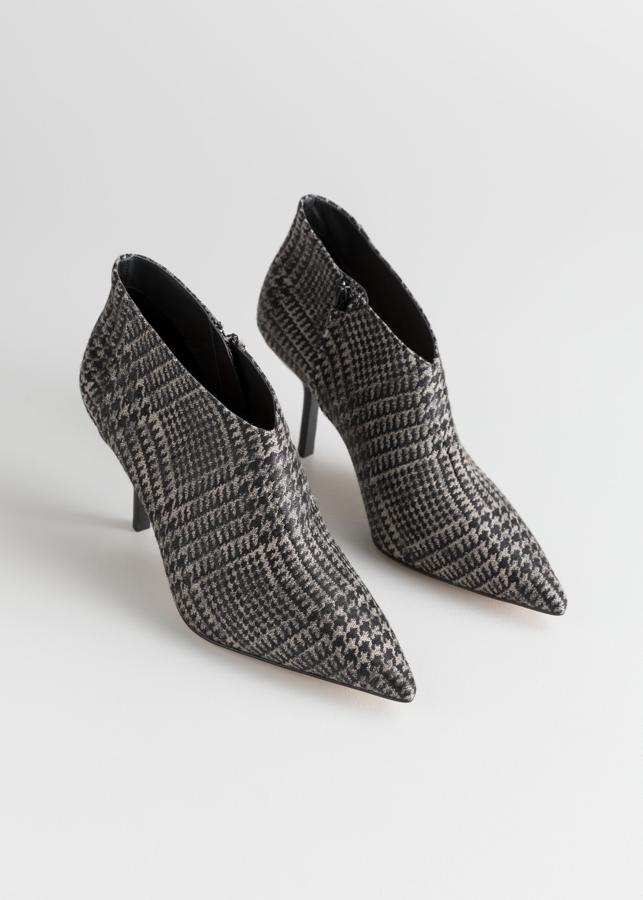 Otro chollo de las rebajas de &Other Stories son estos botines con estampado pata de gallo, que pasan de 110 a 66 euros.