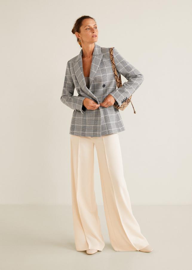La opción más clásica, y apuesta segura, para copiar el look de Paula Echevarría es esta blazer de cuadros Príncipe de Gales en color gris de Mango, que en rebajas pasa de 59.99 a 39.99 euros.