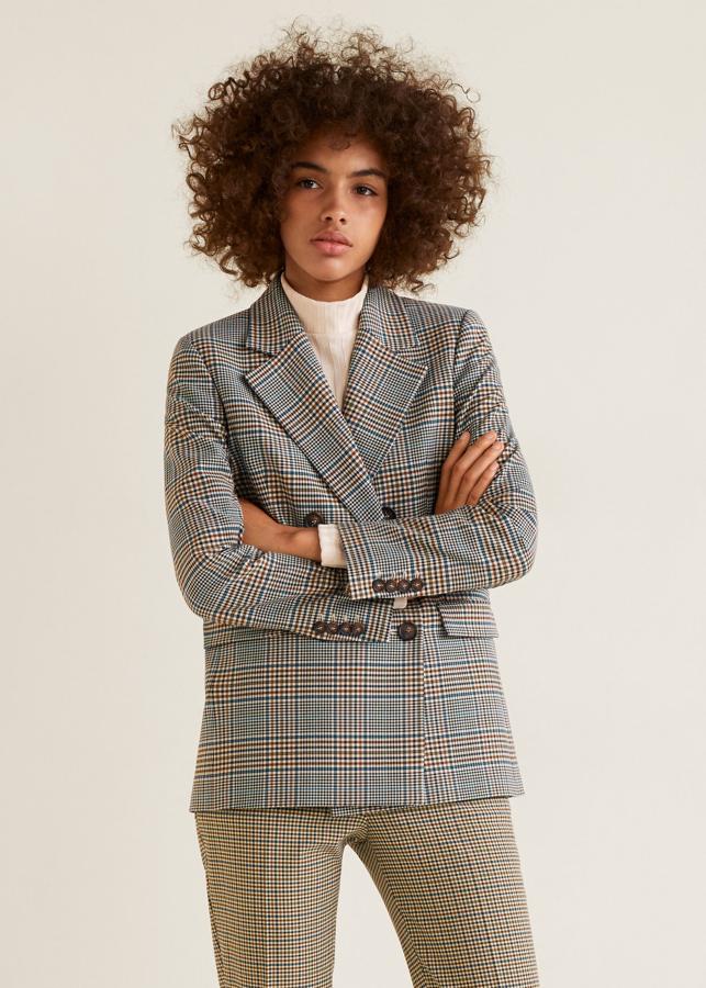 Esta blazer con estampado Príncipe de Gales en tonos azules es perfecta para casi cualquier look y, sin duda, es una opción ideal para copiar el look de Paula Echevarría. Su precio en las rebajas de Mango pasa de 69.99 a 47.99 euros.