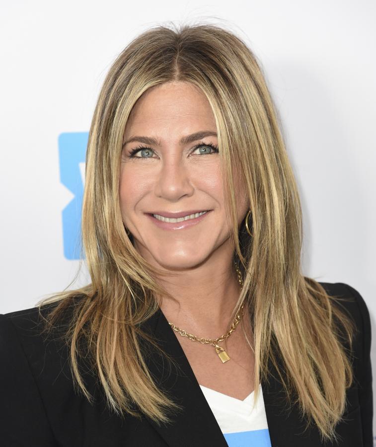Jennifer Aniston no se separa de sus capas rectas y repletas de reflejos. Puede que su melena sea una de las mas copiadas y una de las que la actriz no se ha separado desde 'Friends'. Algunas veces le ha llegado a añadir alguna modificación clave pero la esencia de su corte sigue siendo la misma.
