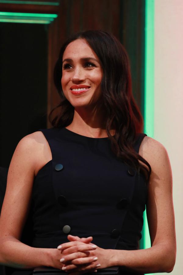 Meghan Markle es otra de las melenas mas envidiadas del momento. Ella opta por un corte capeado con capas largas e intensificado con ligeras ondas hechas con tenacilla, en otras ocasiones opta por el liso tabla. Lo que nunca falta es ese brillo tan particular de su melena.