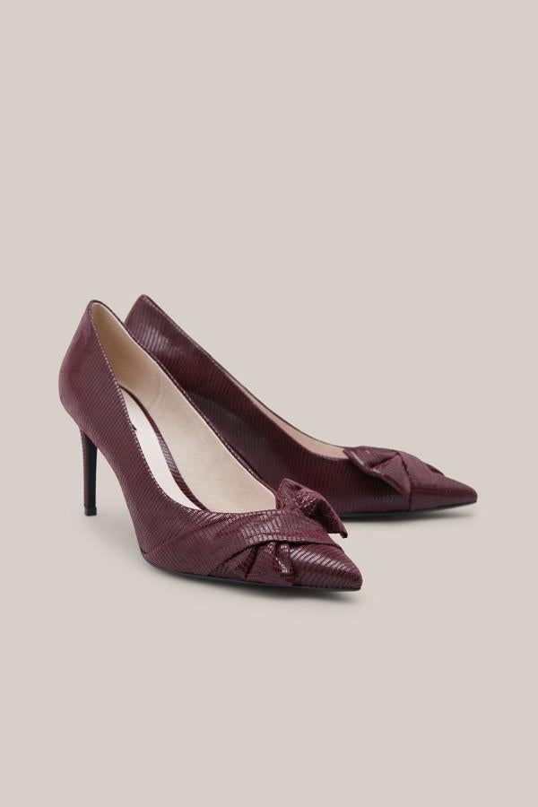 Y estos salones en color burgundy pasan de 89.99 a 39.99 euros en las rebajas de Cortefiel.