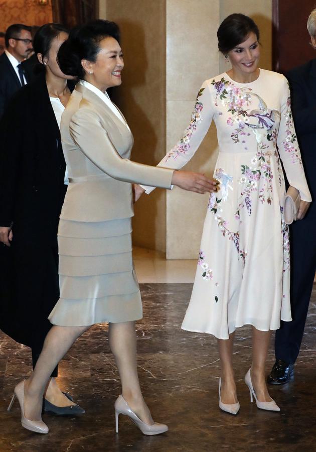 A finales de noviembre, la Reina hizo un guiño de estilo oriental a la primera dama de China durante su visita a España con  este vestido de Asos de menos de 100 euros ... ¡que necesitamos volver a ver!