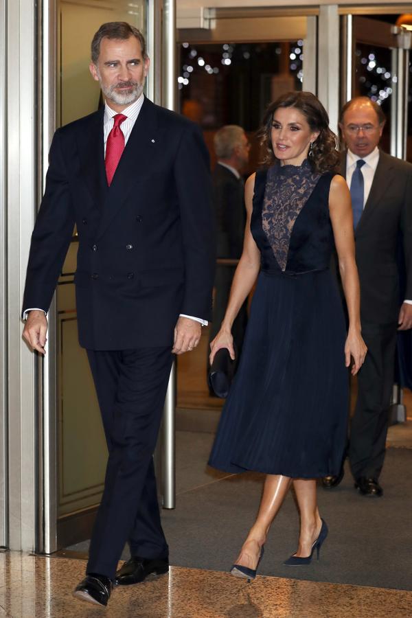 Sin duda,  uno de los looks más comentados de este año 2018 de la Reina  ha sido el que eligió el miércoles 5 de diciembre para acudir al concierto conmemorativo por el 40º aniversario de la Constitución Española. Doña Letizia sorprendió con un imponente vestido midi azul noche con falda plisada y un impresionante cuerpo con pronunciadísimo escote fantasía cubierto con encaje... que también perteneció a doña Sofía.