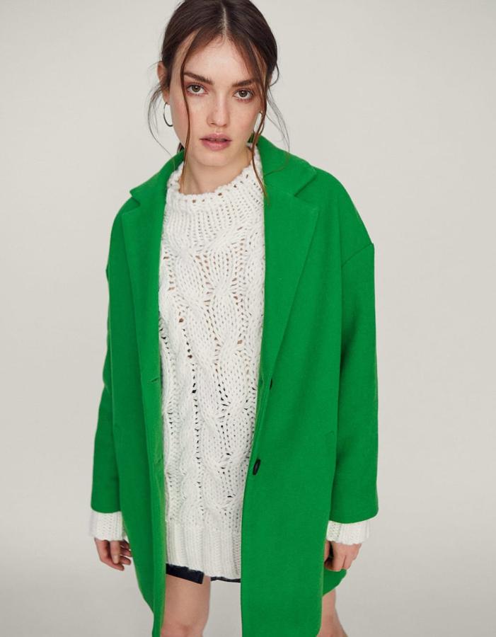 Un diseño con la manga caída y ligeramente "oversize" de Stradivarius (39,99 euros).