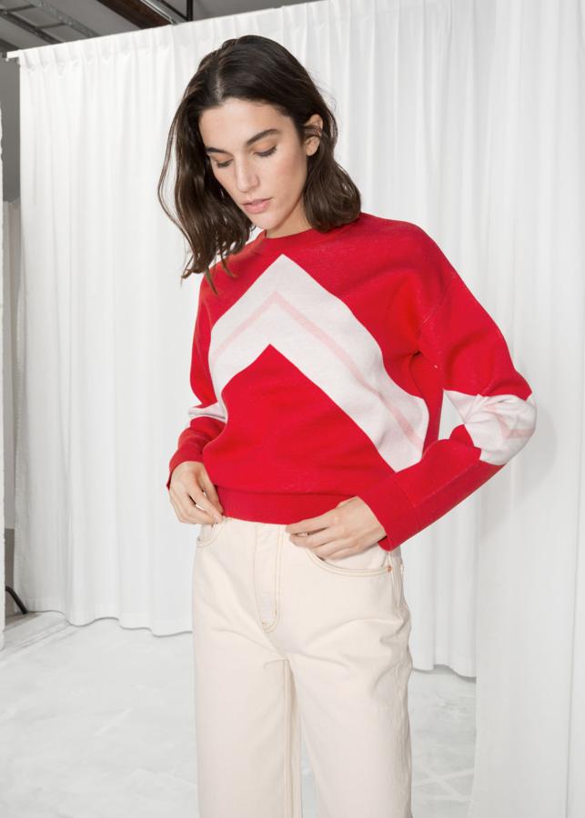 Probablemente el contraste de color que más ha buscado la moda durante toda esta temporada, aquí en un jersey sencillamente espectacular (41 euros).