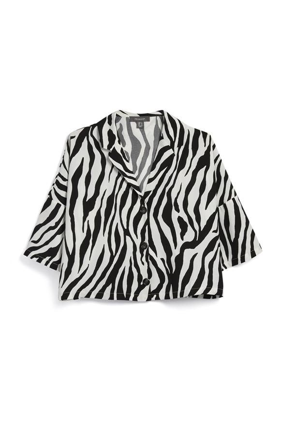 Camisa corta con estampado de cebra, 13 euros.
