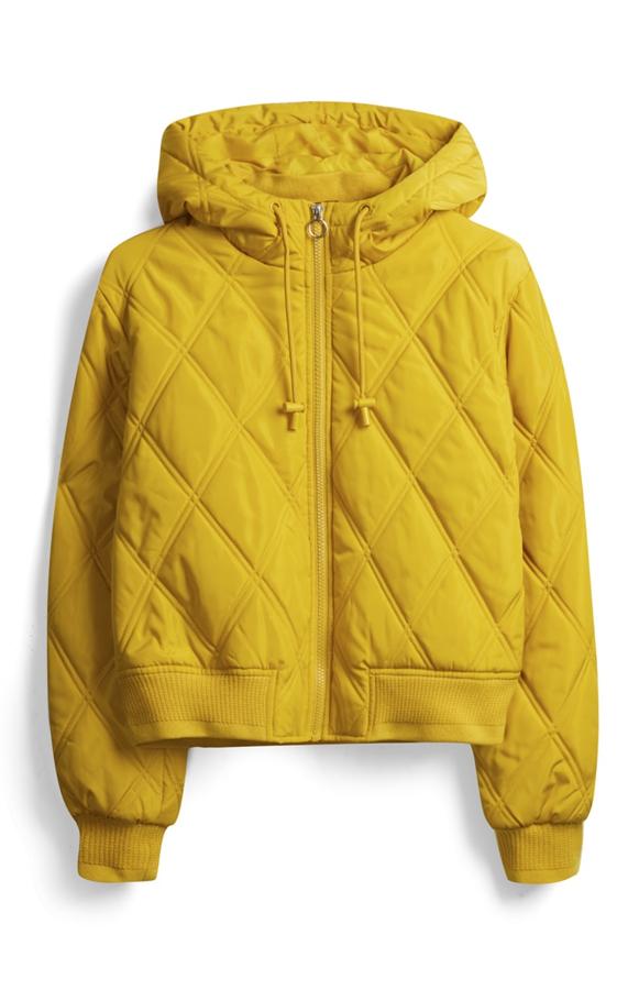 Cazadora acolchada bomber en color mostaza, 25 euros.