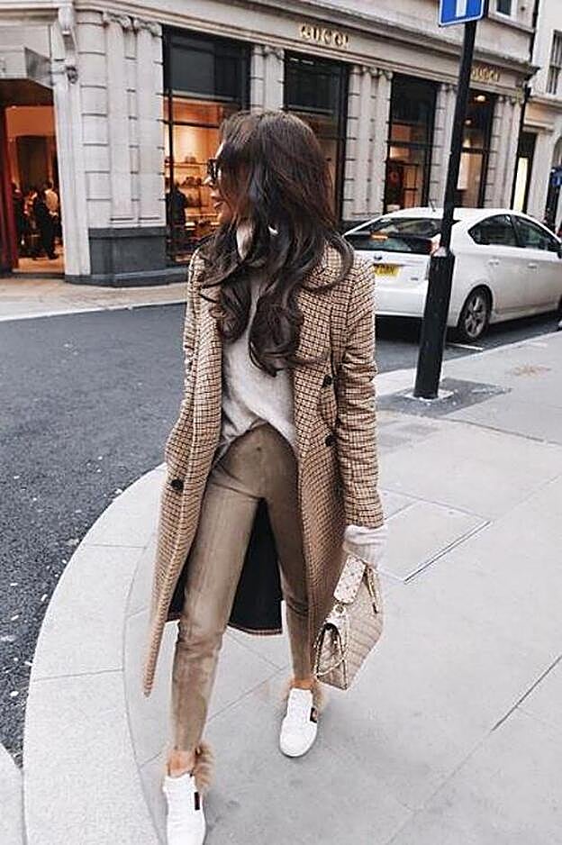 La "influencer" Lorna Luxe con leggingns de Zara que combina con abrigo de cuadros de H&M y zapatillas de Gucci.