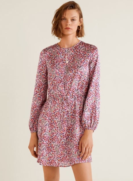 Vestido floral satinado de Mango: 25,99 euros.