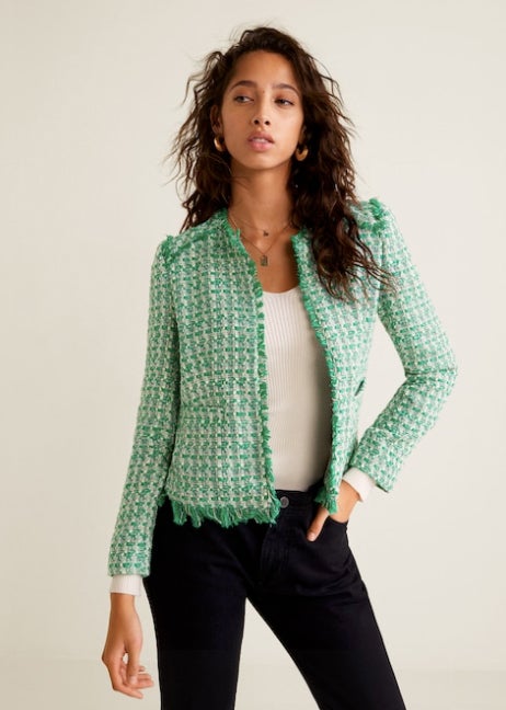 Chaqueta tweed con bolsillos de Mango: 29,99 euros.
