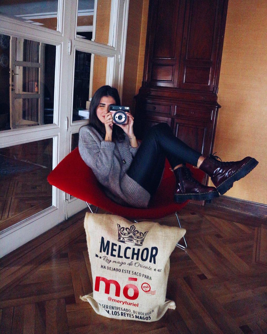 ¡Las estás viendo por todas partes! Las famosas Dr. Martens, disponibles en burdeos, negras y blancas, siguen siendo el calzado del momento.